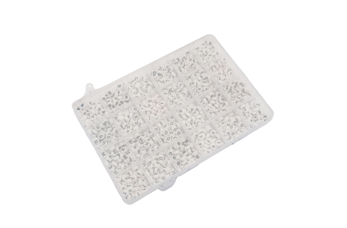 Perler bogstaver i sortiments�ske, hvid - sort